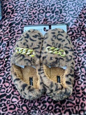 BNWT Nine West Leopard Print Fuzzy Slippers with Gold  tone Chain Accent